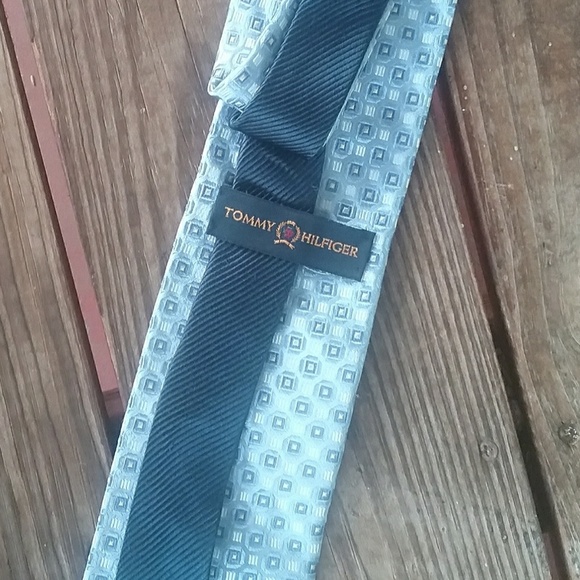 Tommy Hilfiger Geometric Print 100% Silk Tie - Picture 2 of 4